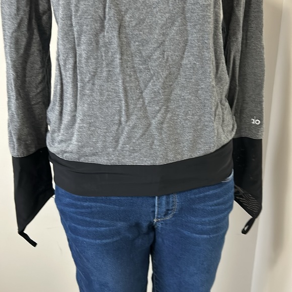 Alo Yoga Serene Long Sleeve Top Gray Black Mesh Cuff Finger Loop Sz M - Picture 6 of 13